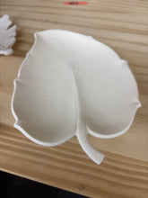 Load image into Gallery viewer, Leaf Dishes
