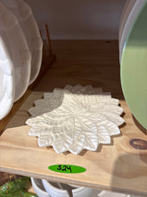 Load image into Gallery viewer, Leaf Dishes
